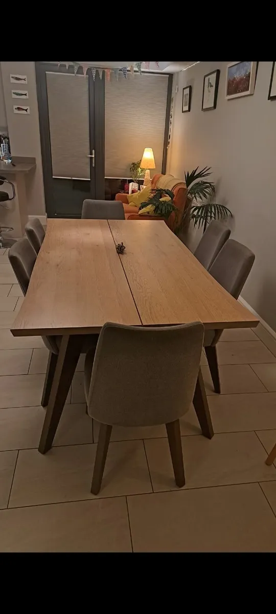 Table and chairs - Image 2