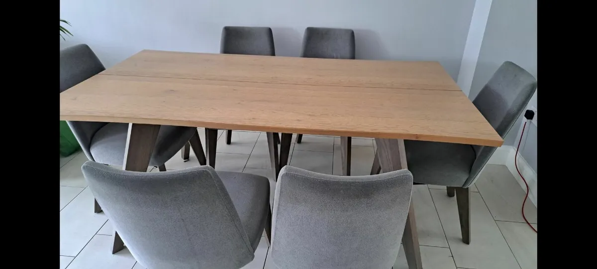 Table and chairs - Image 3