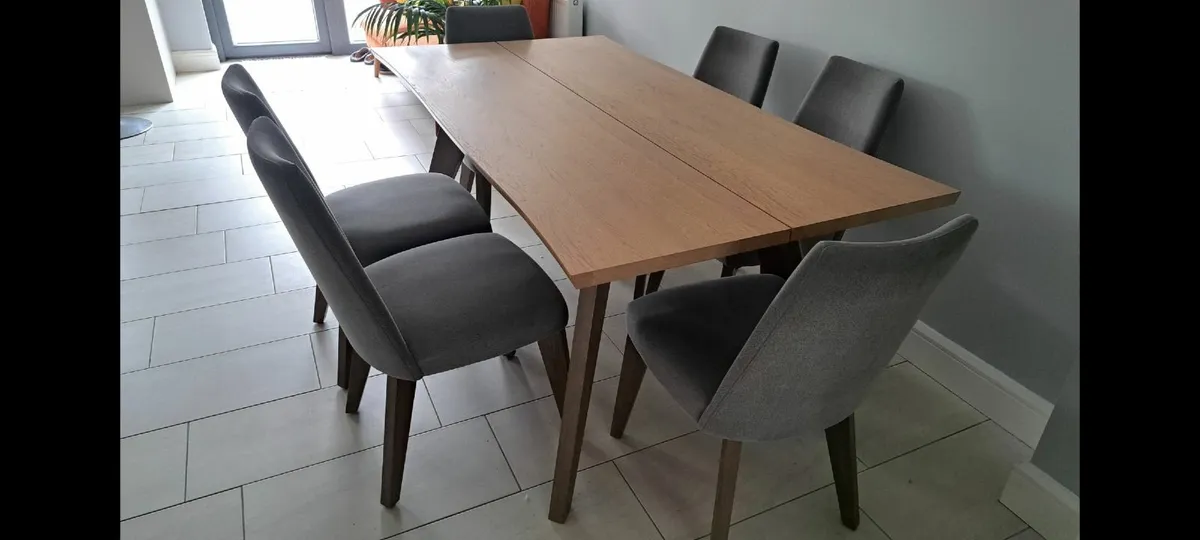 Table and chairs - Image 4