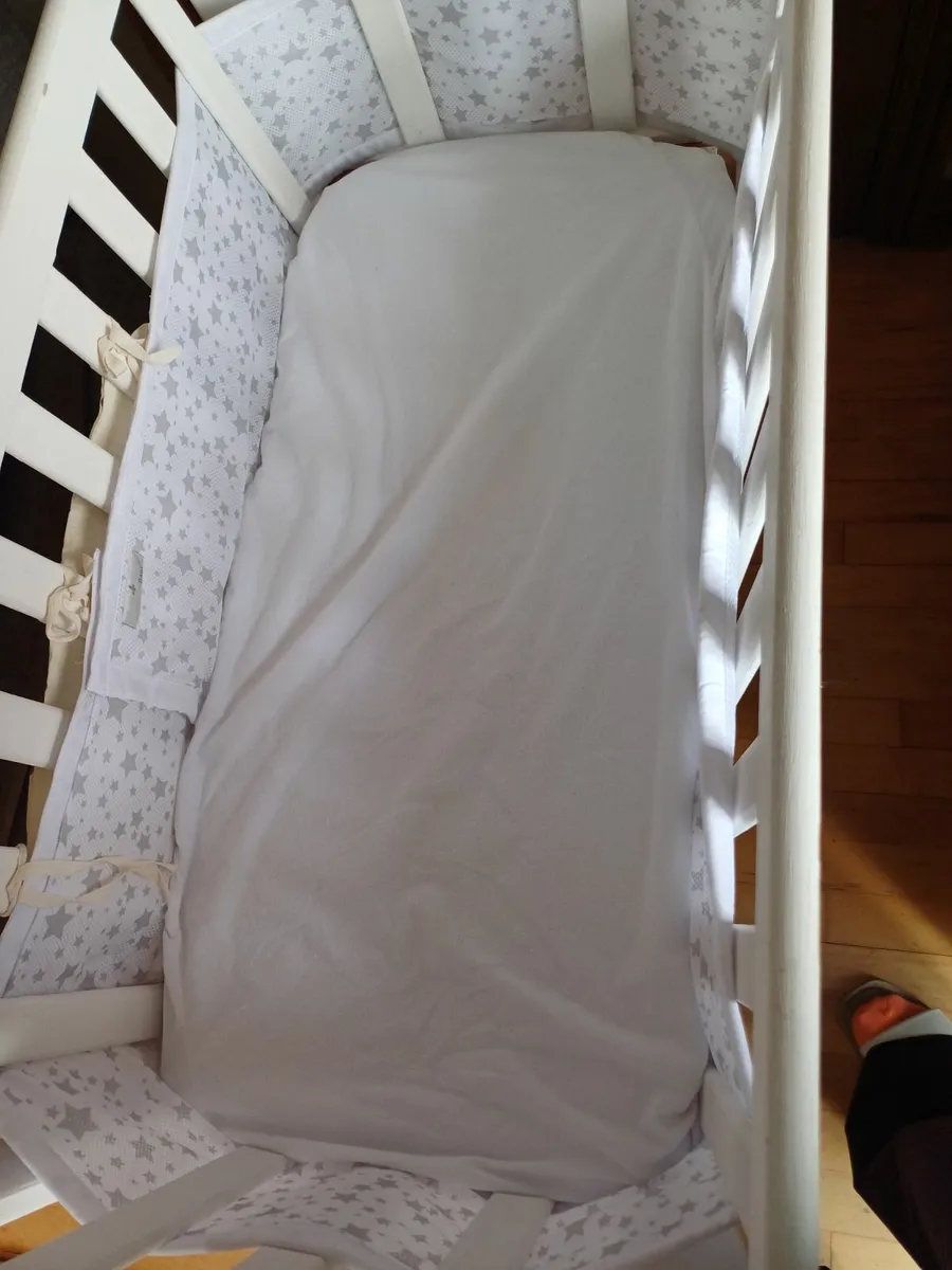 Baby crib with mattress and surround - Image 4