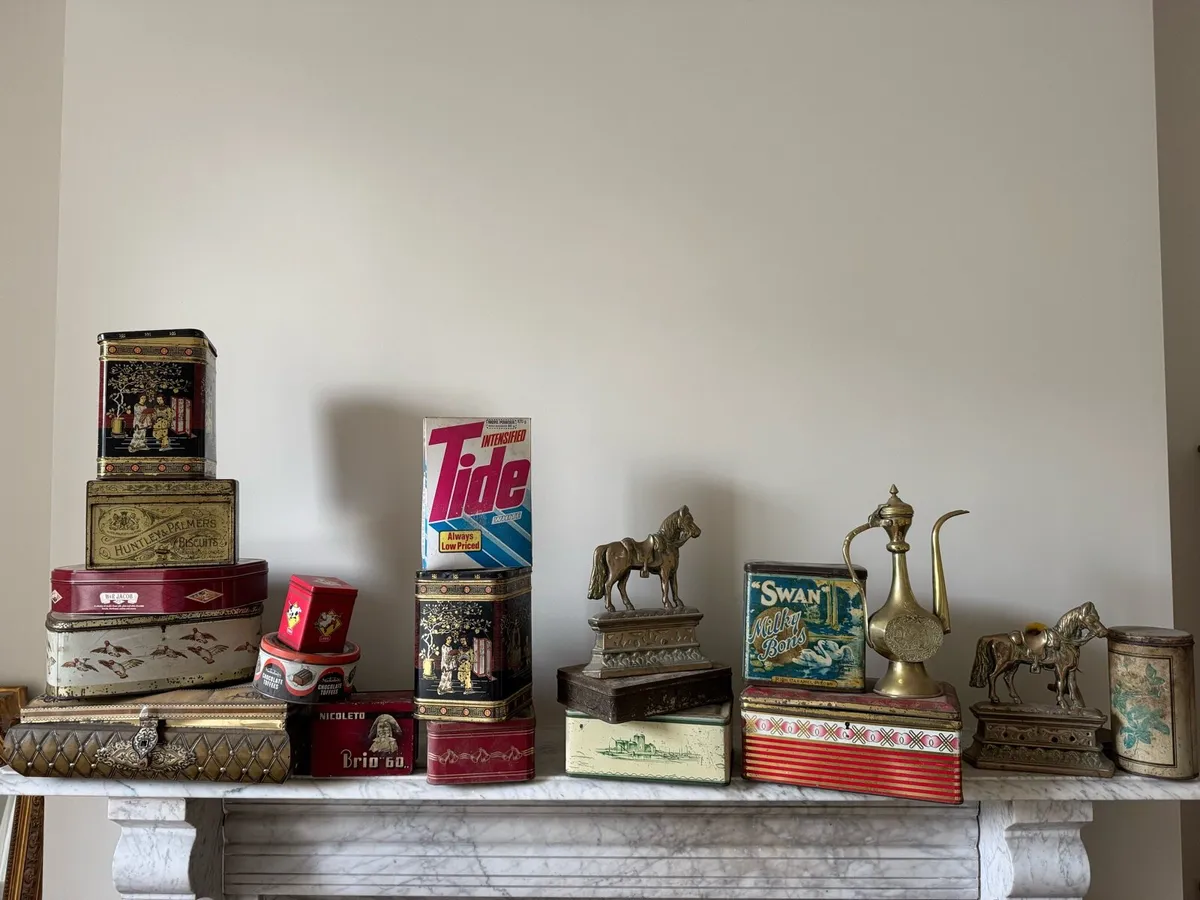 Vintage tins and brassware job lot - Image 1