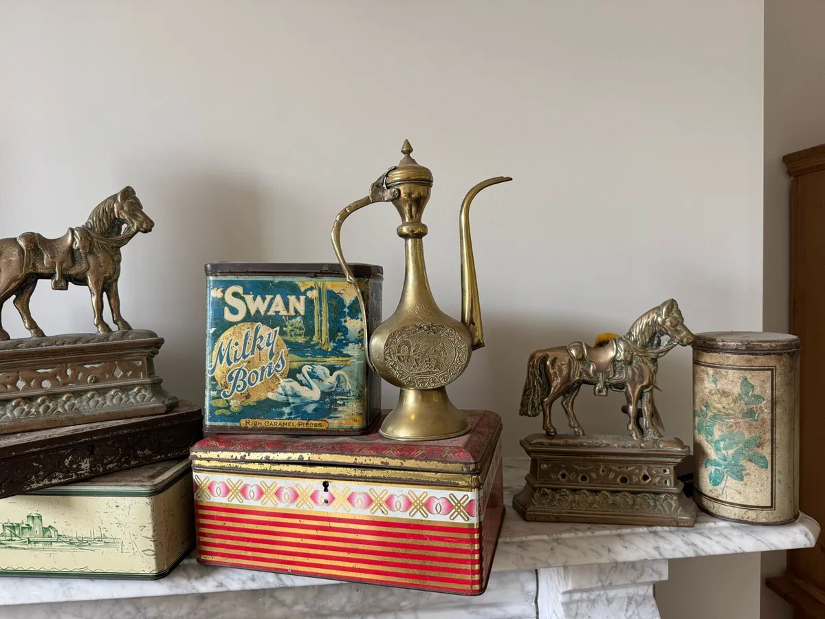 Vintage tins and brassware job lot - Image 2
