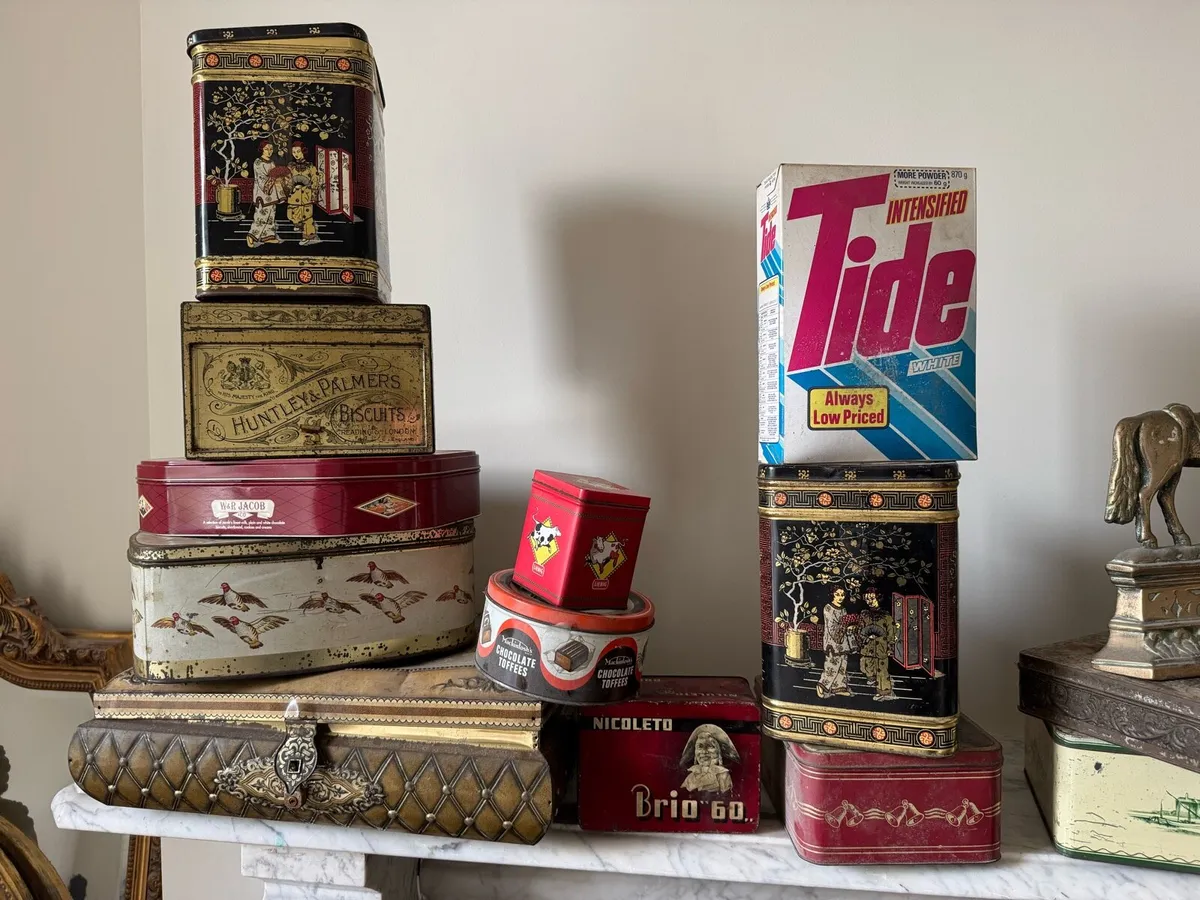 Vintage tins and brassware job lot - Image 3