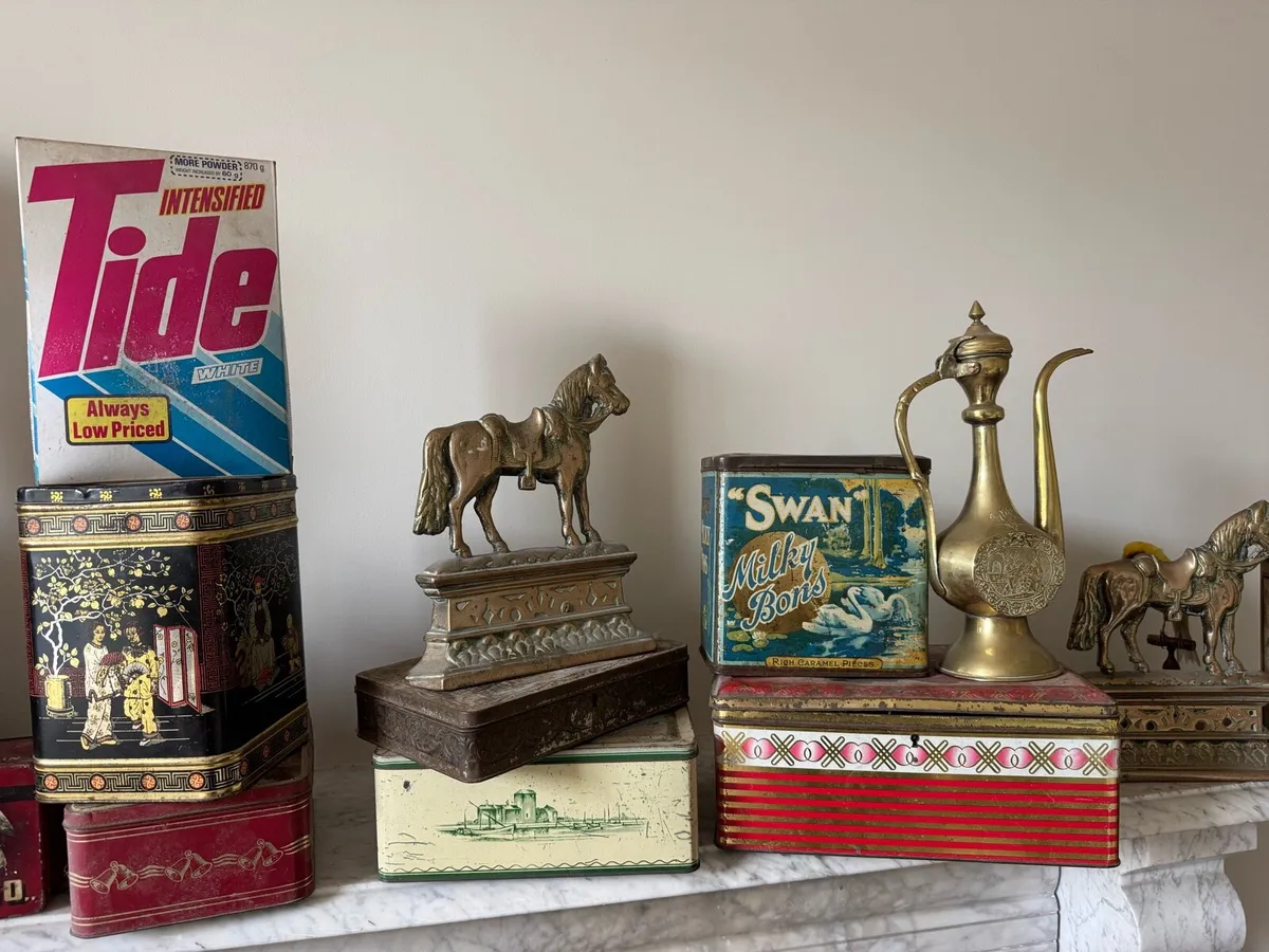 Vintage tins and brassware job lot - Image 4