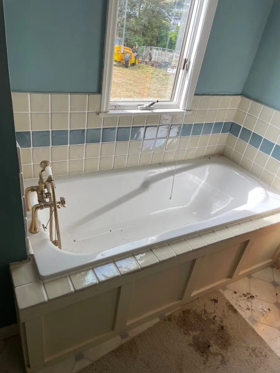 Bath tub - Image 1