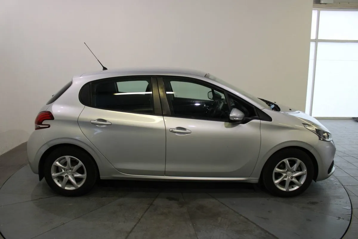 Peugeot 208 1.6 Blue Hdi 75 bhp Active 5DR - Image 3