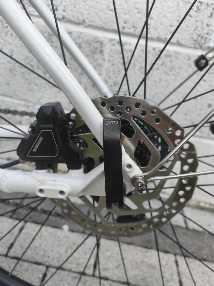Trek FX 3 Hybrid Bike - Image 3