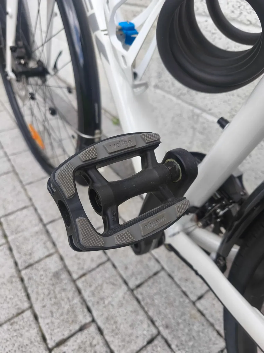 Trek FX 3 Hybrid Bike - Image 4