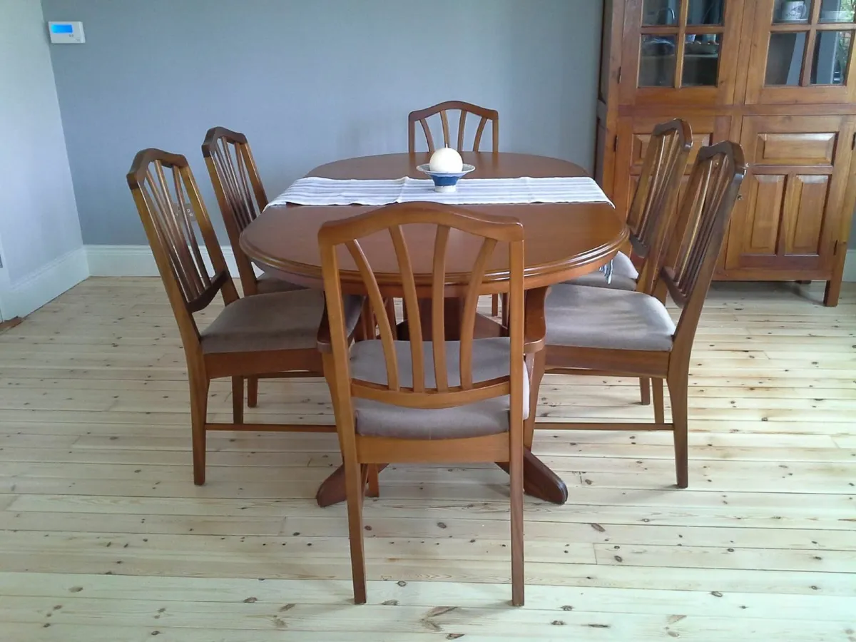 Dining table and chairs - Image 1