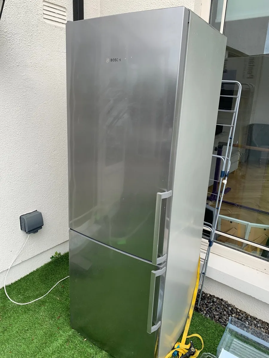 Bosch American style large feature fridge freezer - Image 1