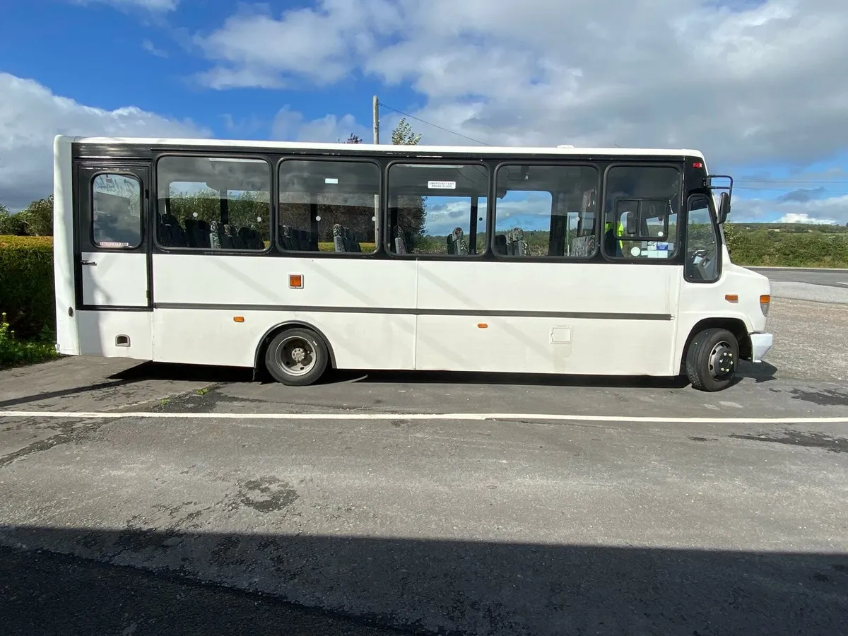 06 Mercedes vario 814 33 seat - Image 2