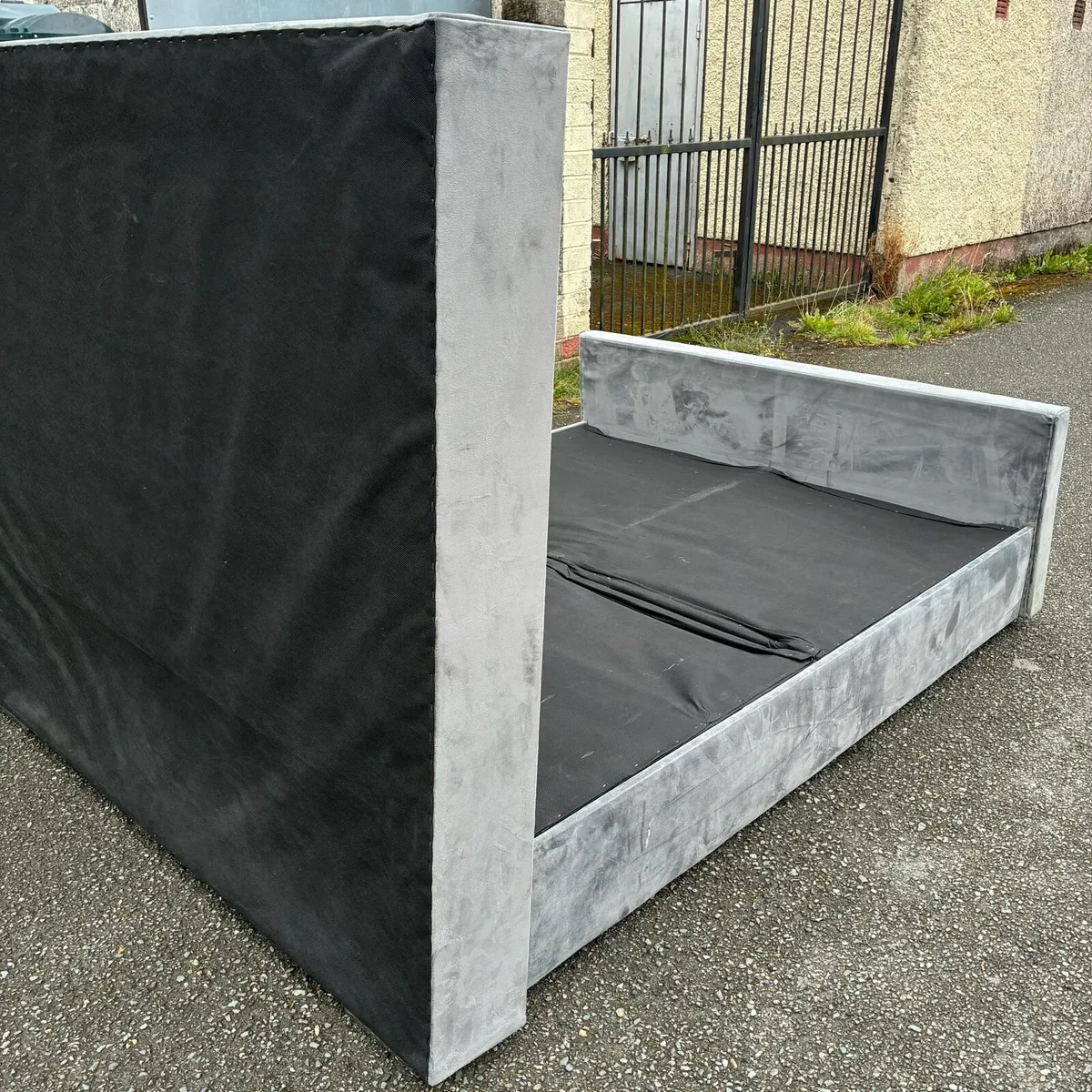 5ft King Crushed Velvet Winged Bed Frame - Image 4