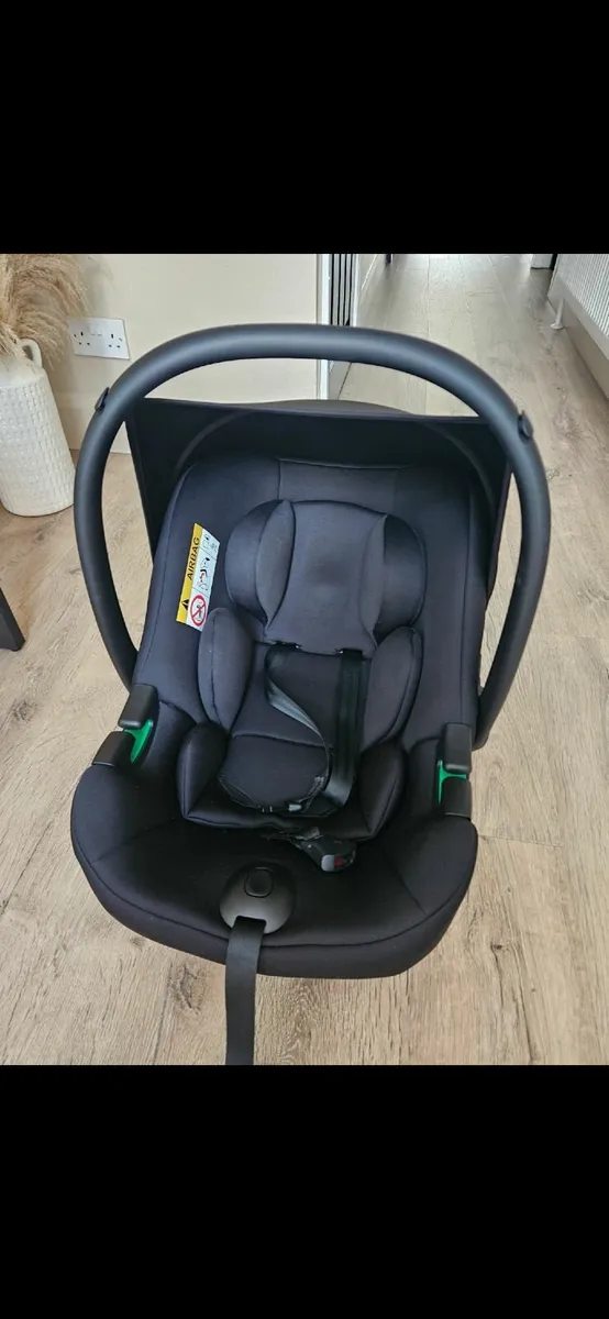 Enfasafe newborn carseat + isofix base - Image 1