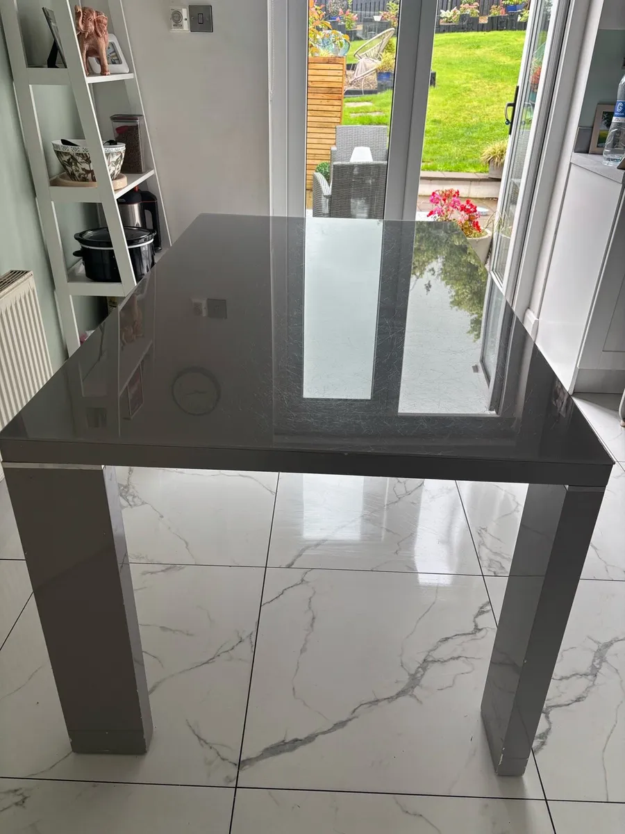 Dining table - Image 1