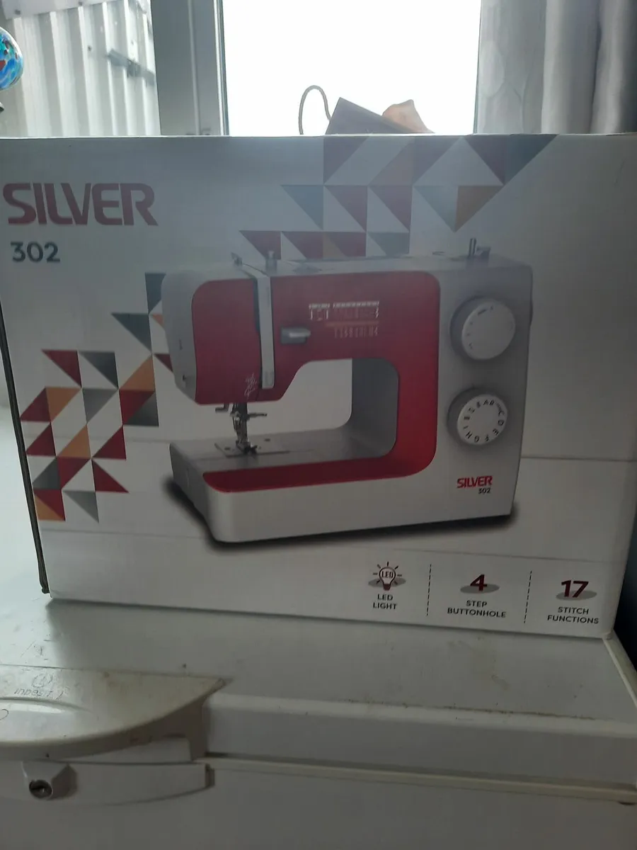 Silver 302 sewing machine, brand new in box - Image 3