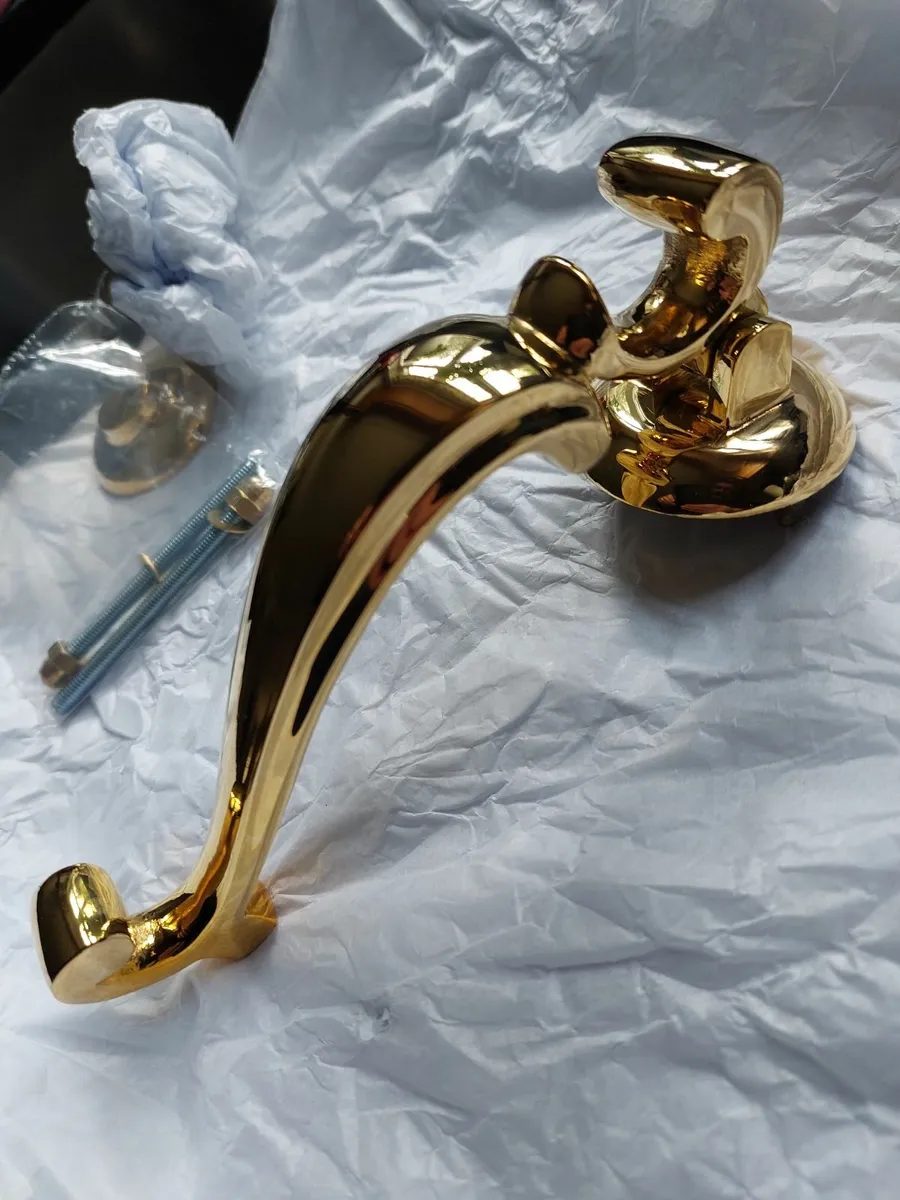 Brass door knocker & brass handle. - Image 1