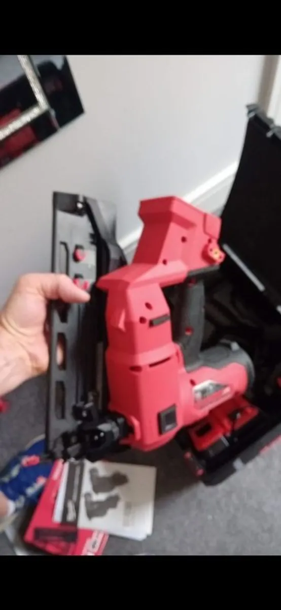 Milwaukee 2nd fix nailer (16 gauge) - Image 4