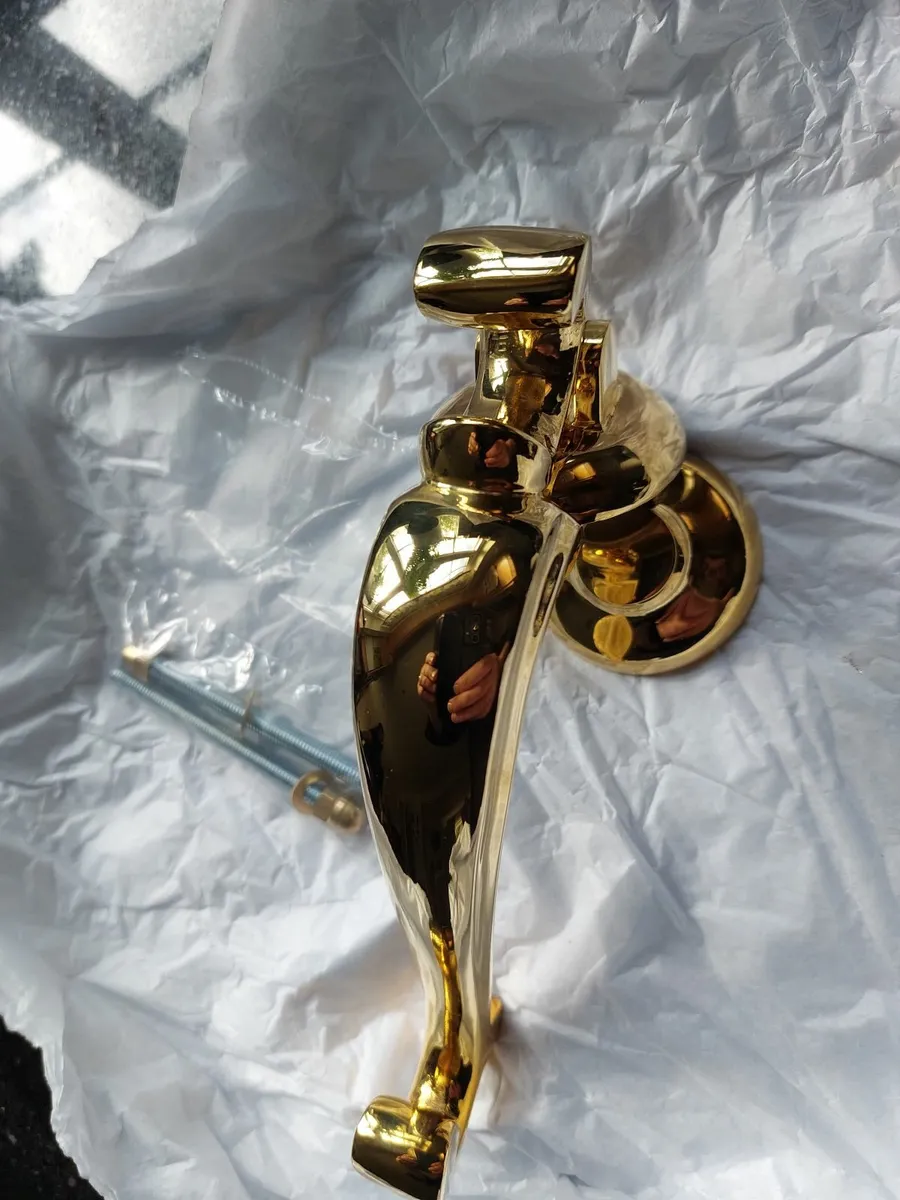 Brass door knocker & brass handle. - Image 2