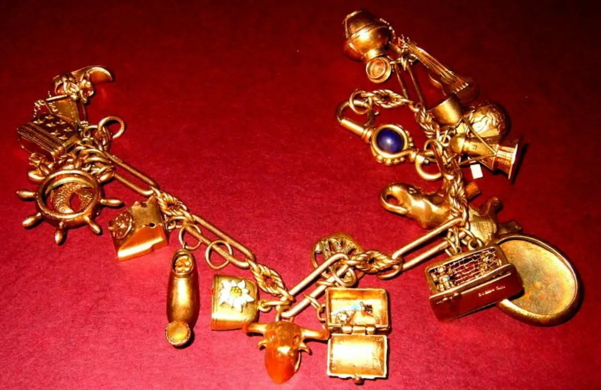 Vintage Hallmarked Traditional 9ct Charm Bracelet - Image 4