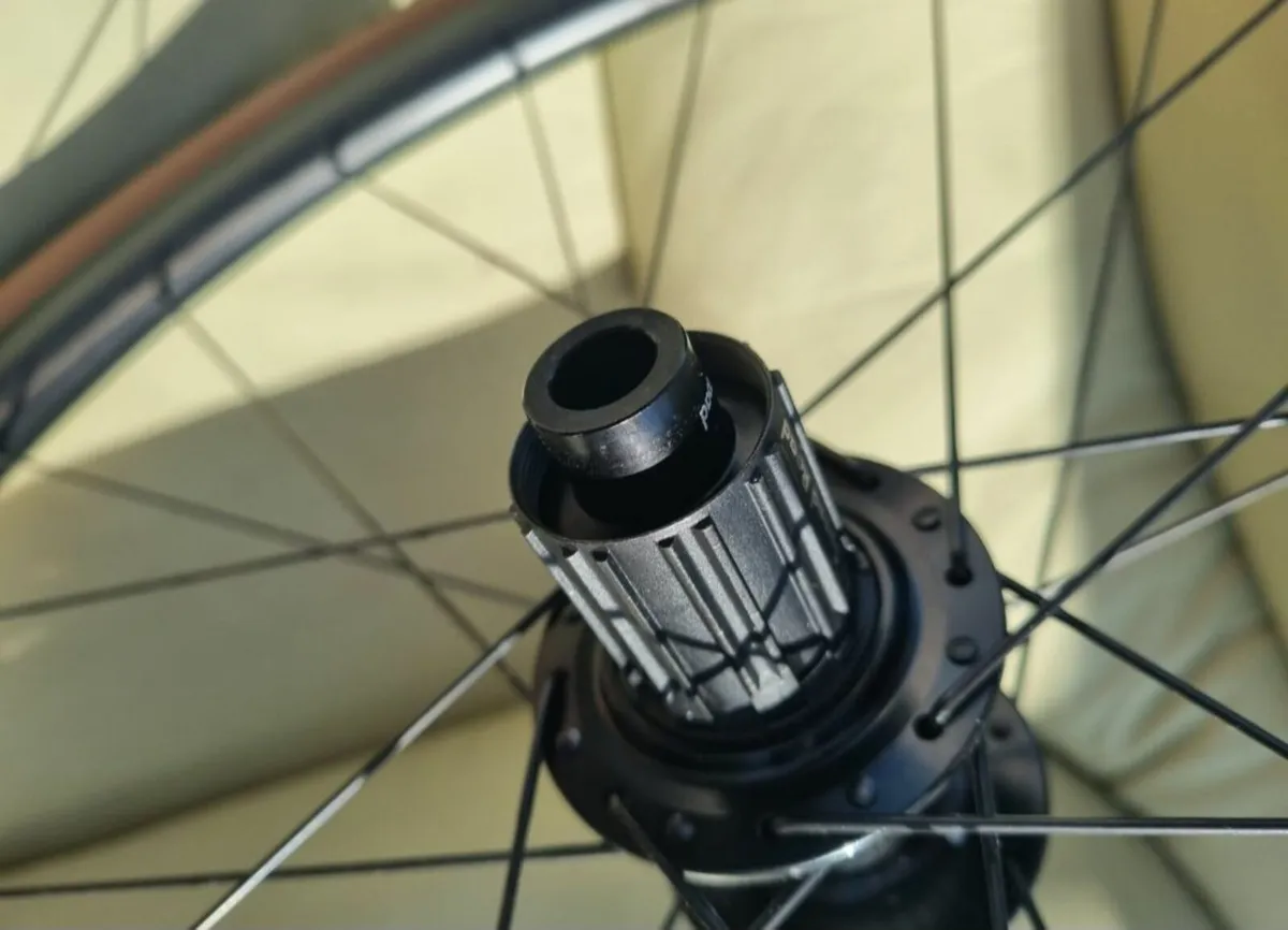 Giant Crx2  Carbon Wheels  New - Image 3