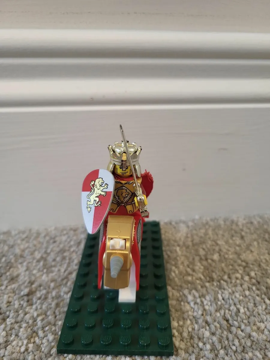 Lego Castle Kingdoms King minifigure gold armour - Image 1
