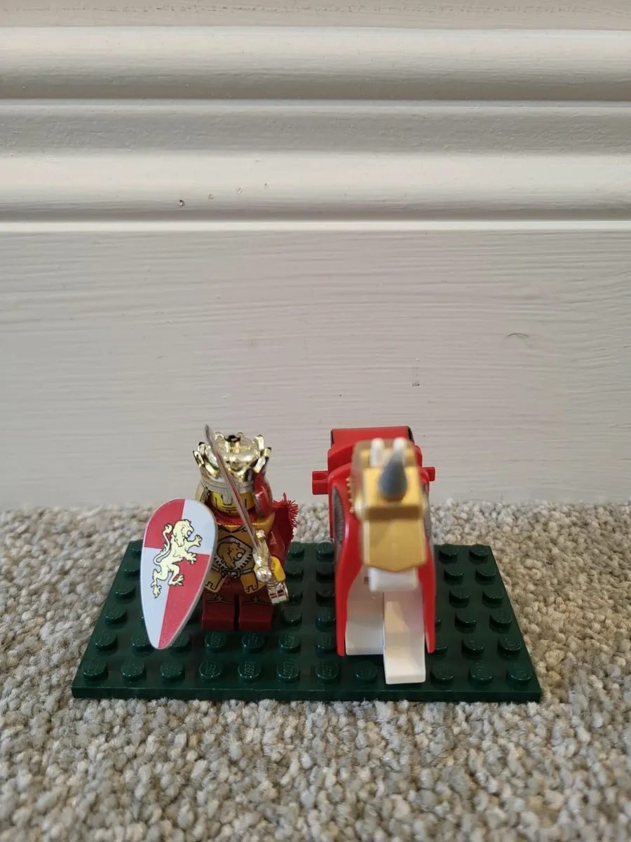 Lego Castle Kingdoms King minifigure gold armour - Image 2