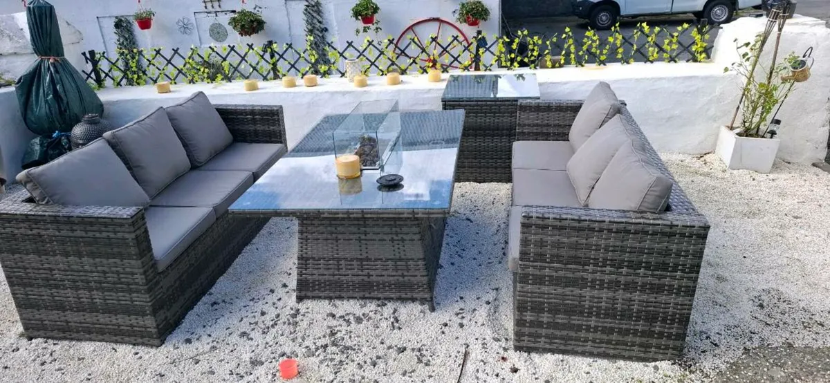 8 seater garden suite and cantilever parasol - Image 4