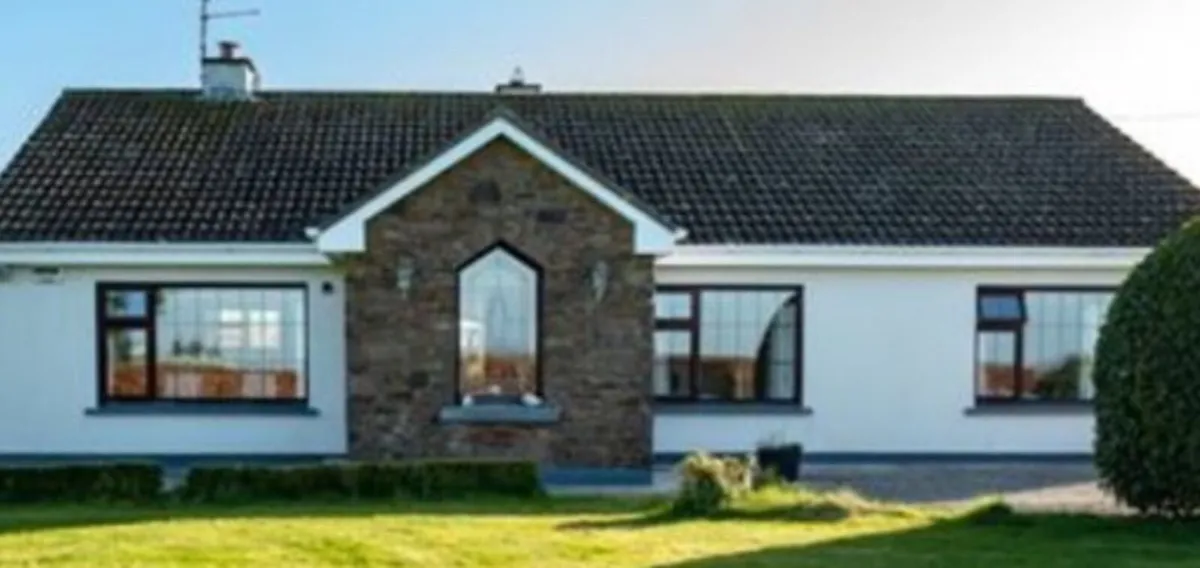 Windows and front door - Image 1