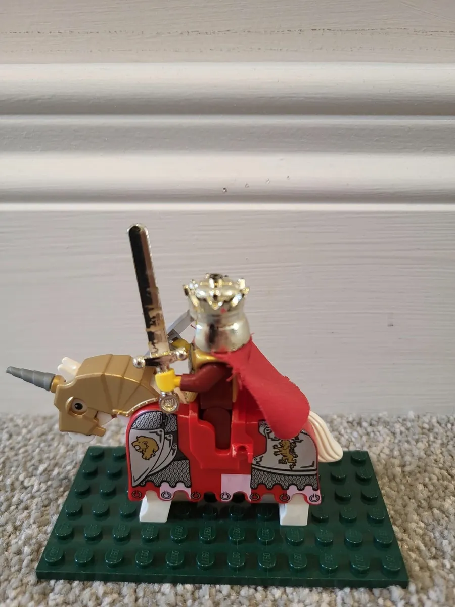 Lego Castle Kingdoms King minifigure gold armour - Image 3