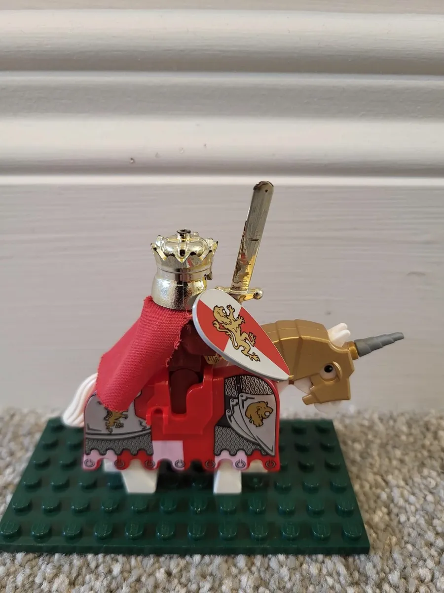 Lego Castle Kingdoms King minifigure gold armour - Image 4