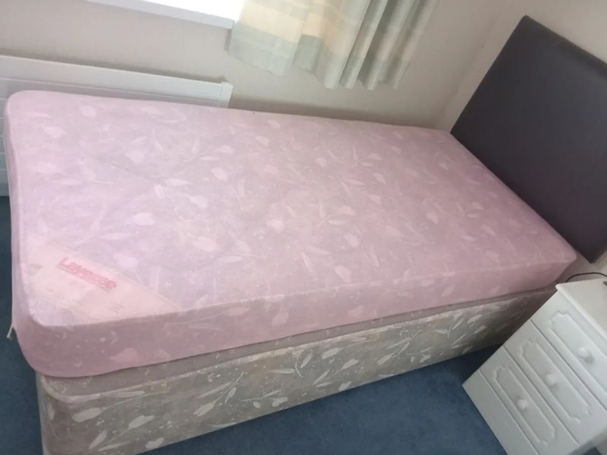 Single bed - Image 1