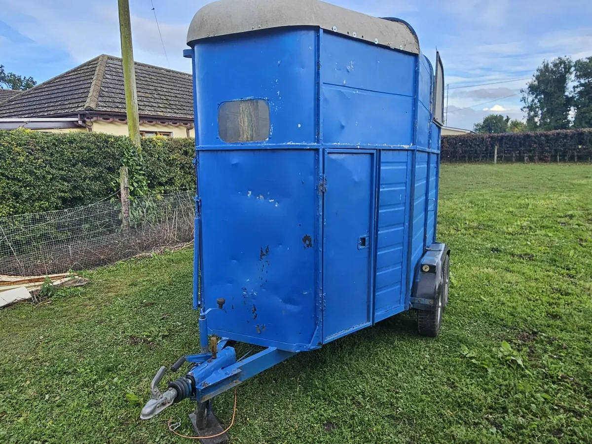 Horse box - Image 1