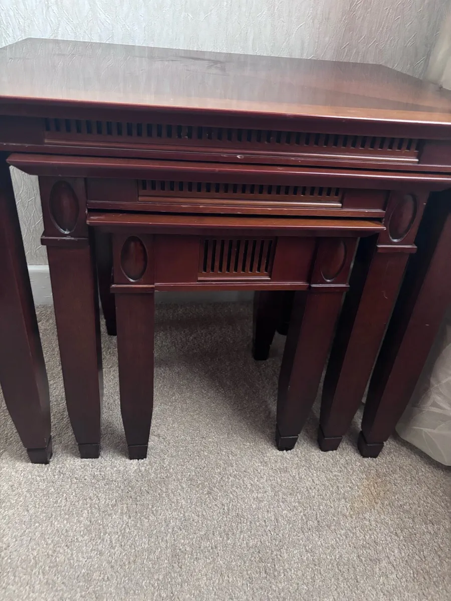 Nest of three tables - Image 1