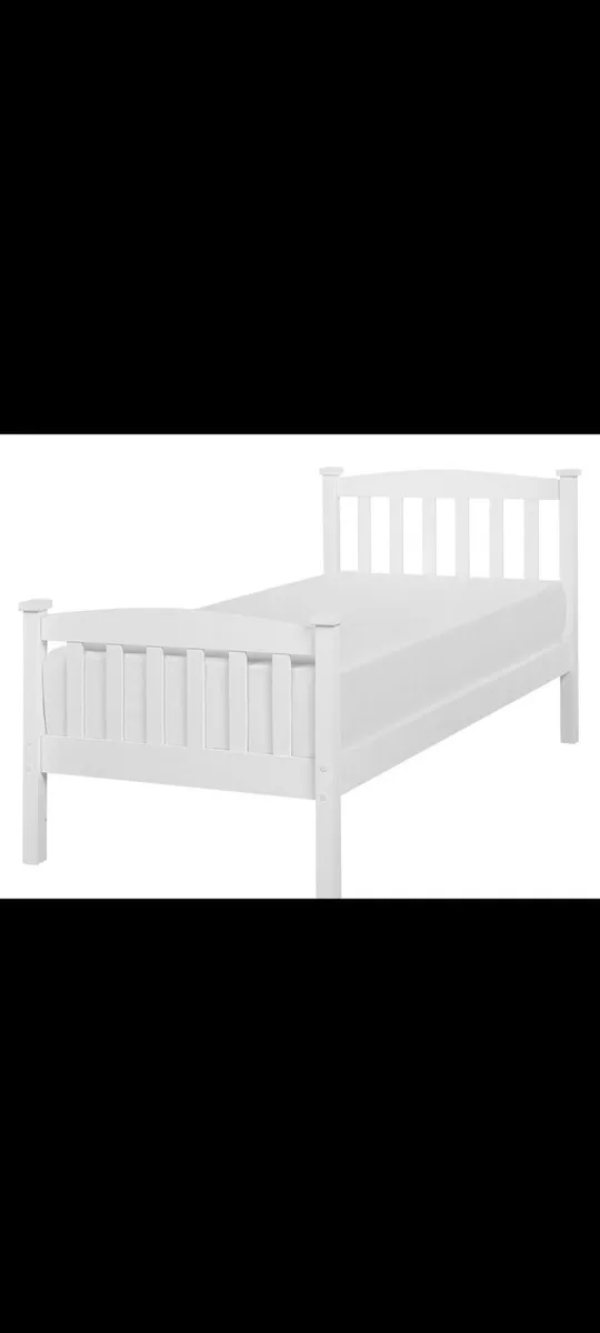 White timber fame single bed