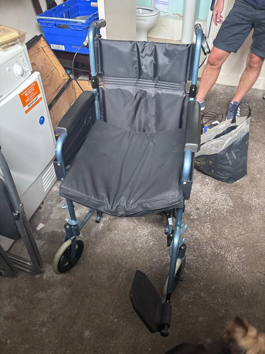 Foldable wheelchair missing one foot rear - Image 1
