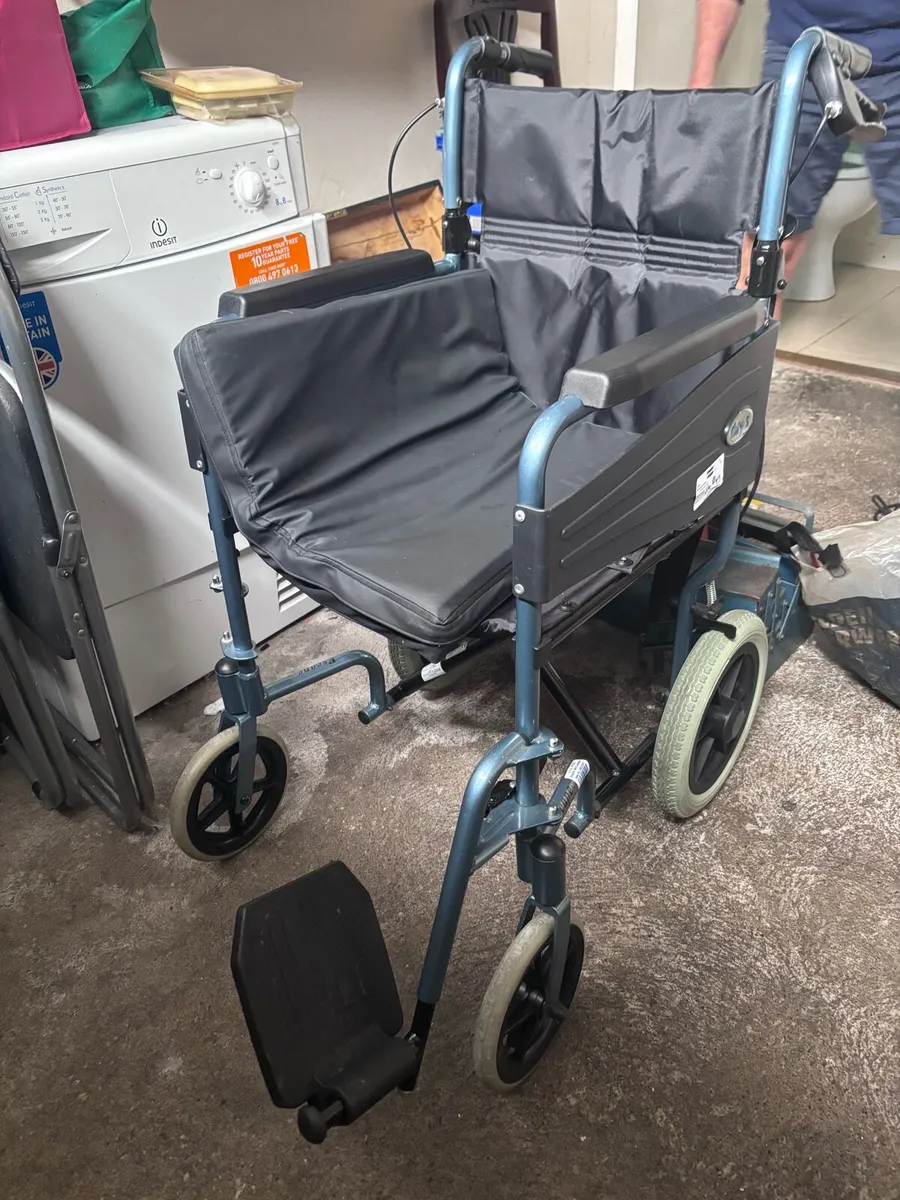 Foldable wheelchair missing one foot rear - Image 2