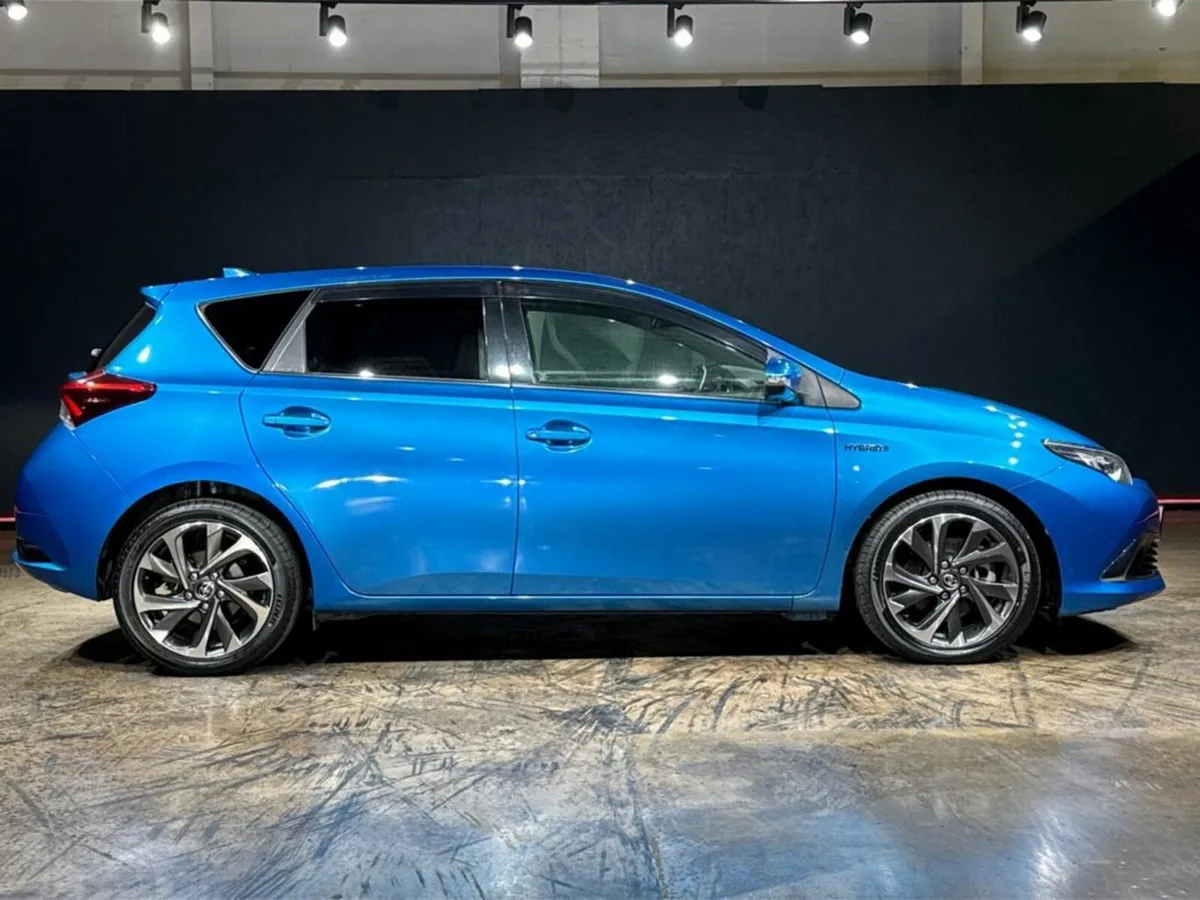 Toyota Auris 1.8 HYBRID - HALF LEATHER - CRUISE CO - Image 3