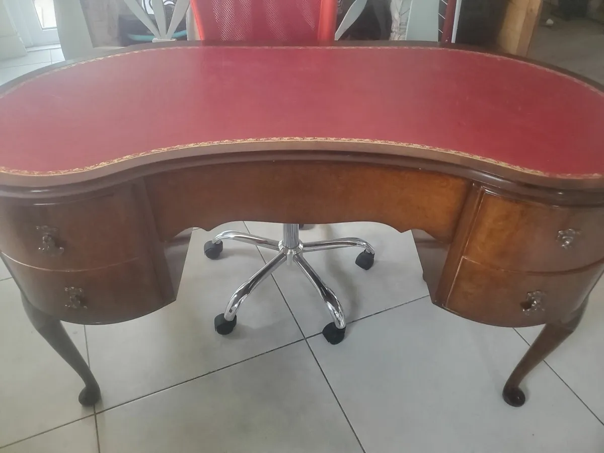 Kidney shaped antique desk with leather top - Image 1