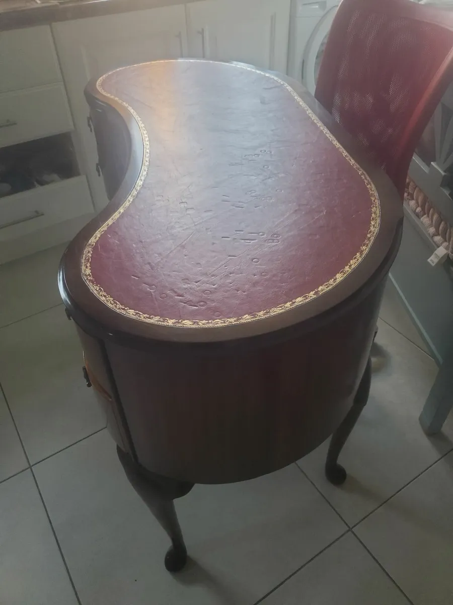 Kidney shaped antique desk with leather top - Image 3