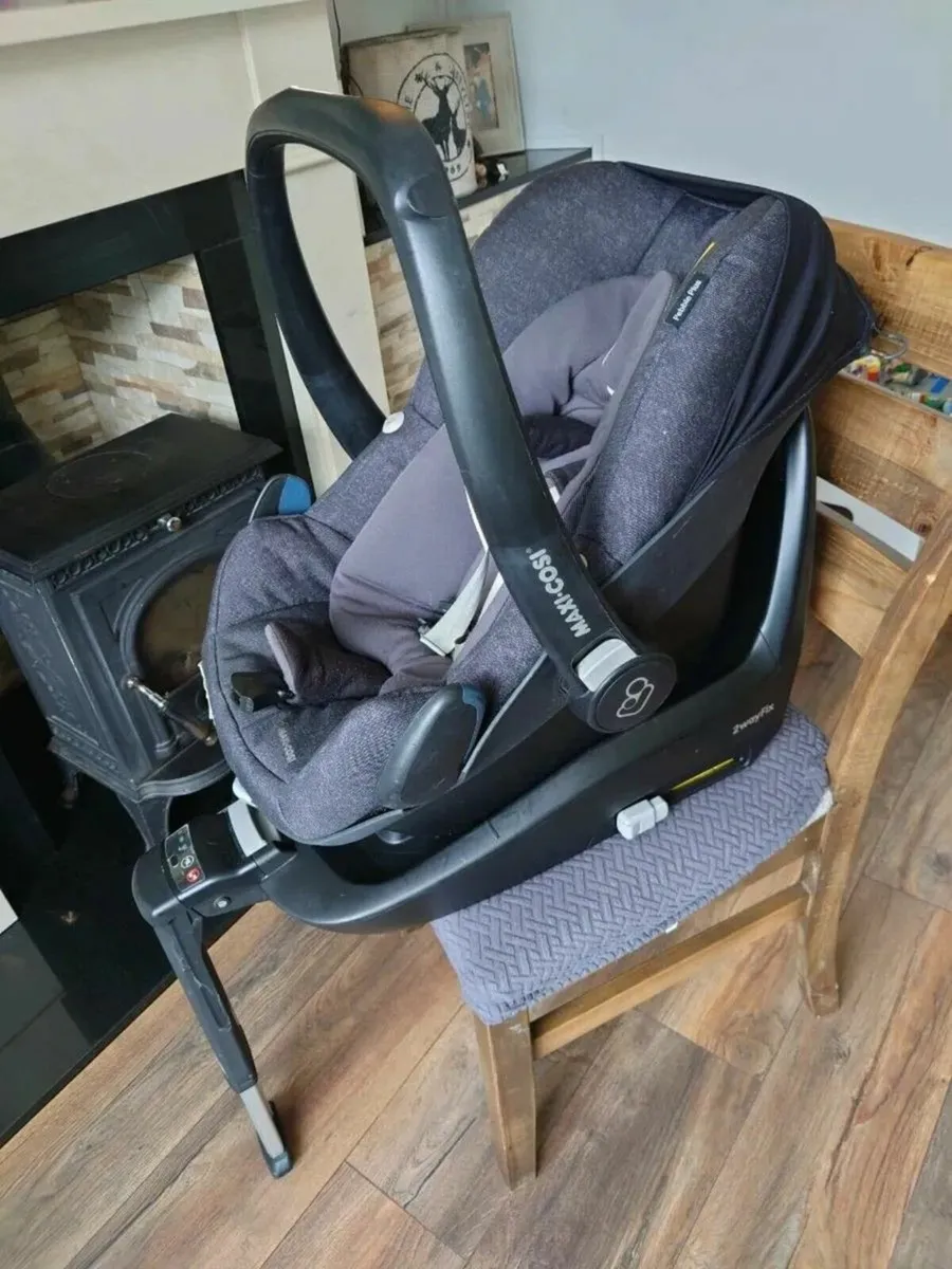 Maxi Cosi Pebble Plus, 2 Way Pearl and 2 Way Fix - Image 2