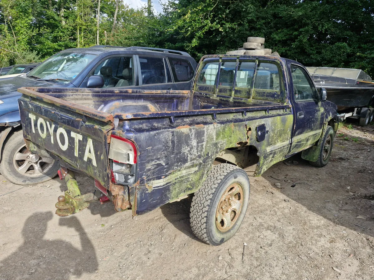 Toyota hilux 1998 breaking for parts - Image 2