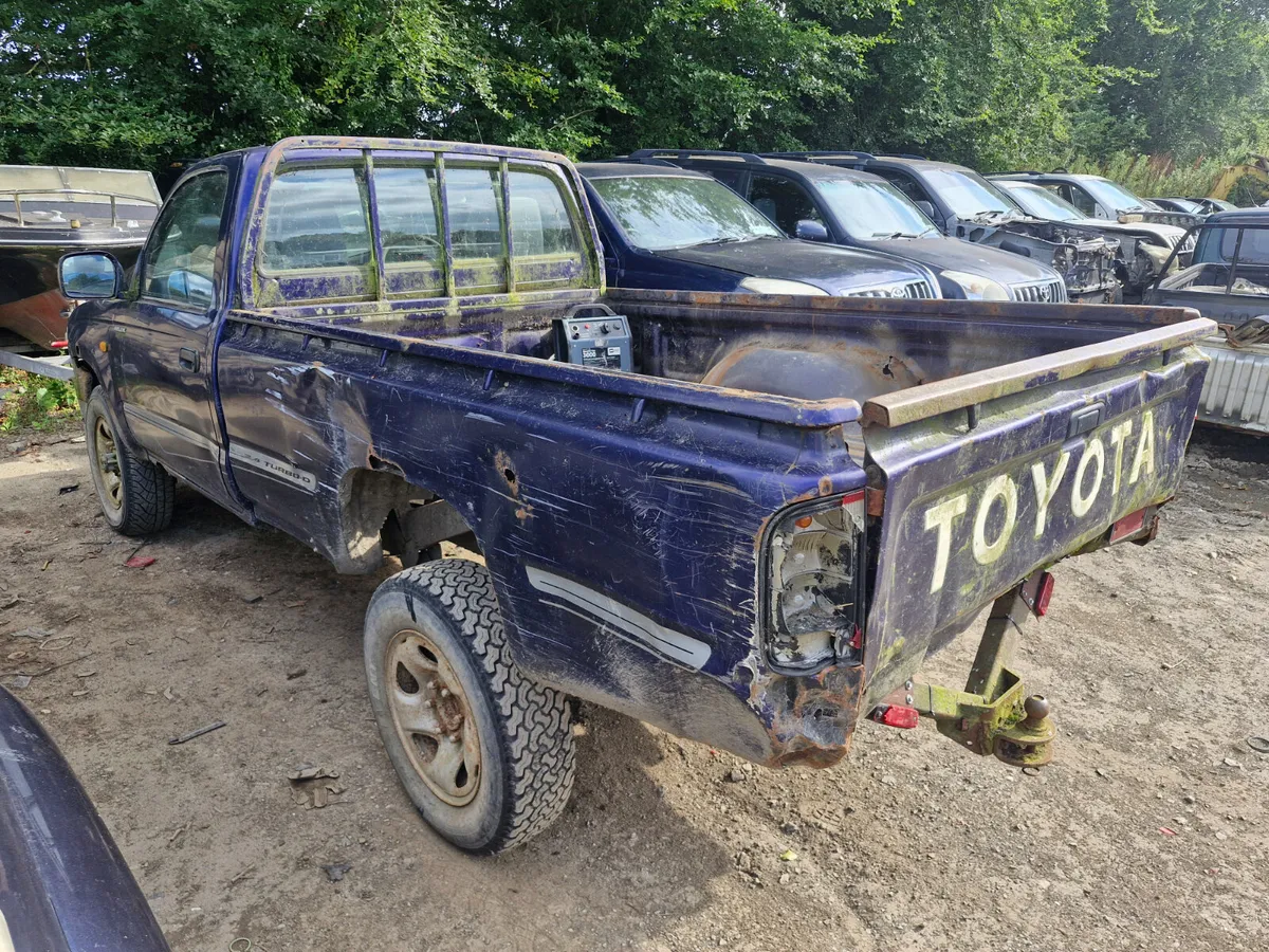 Toyota hilux 1998 breaking for parts - Image 3