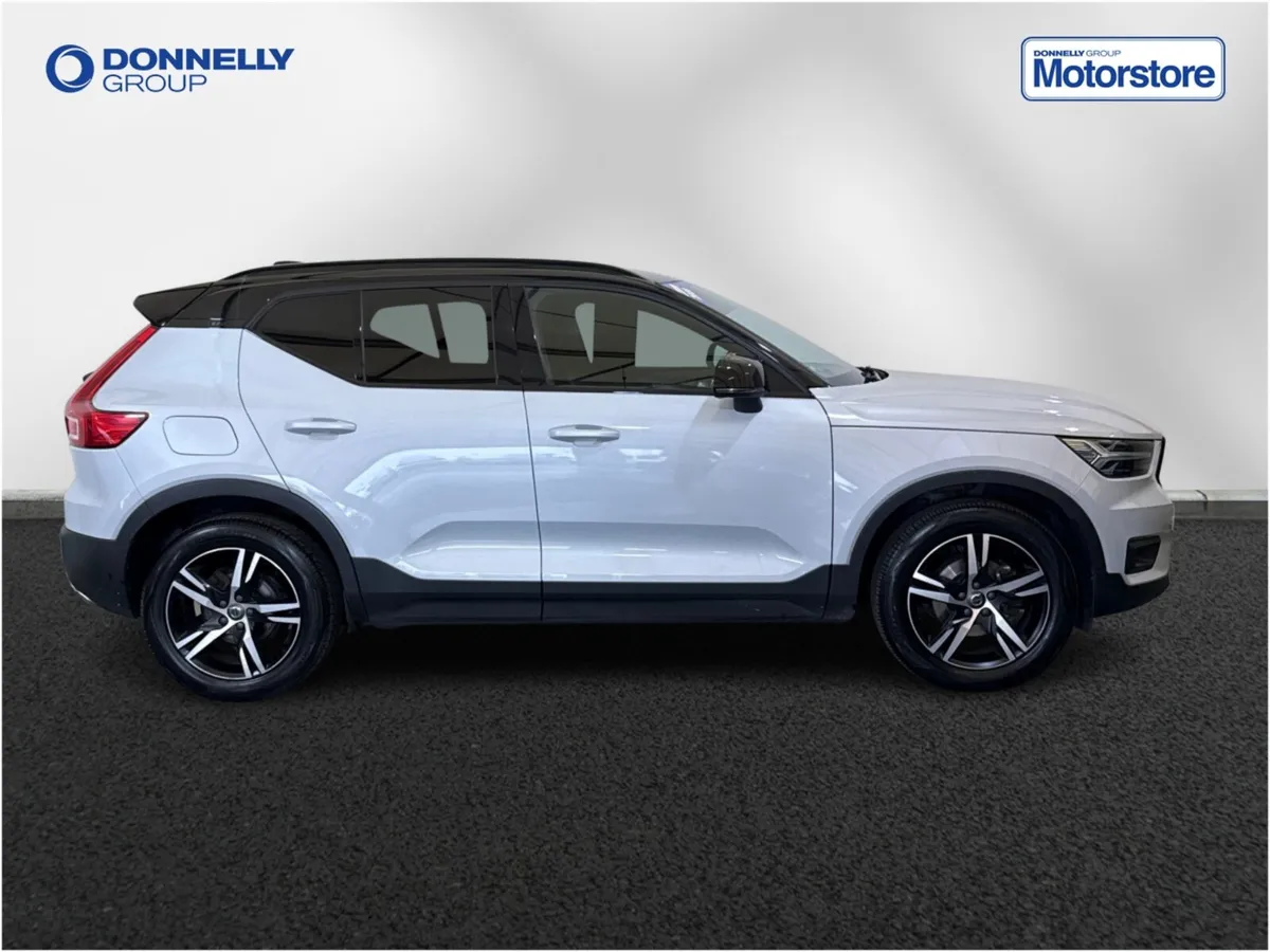 Volvo XC40 Estate R DESIGN - Image 3