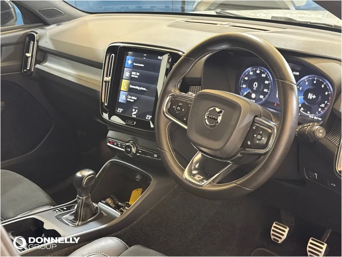 Volvo XC40 Estate R DESIGN - Image 4