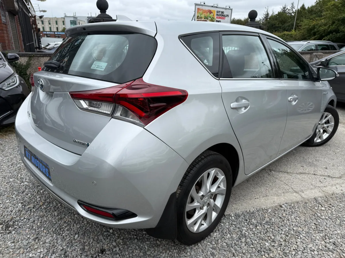 2017 Toyota Auris  1.8 HYBRID LUNA AUTO - Image 4