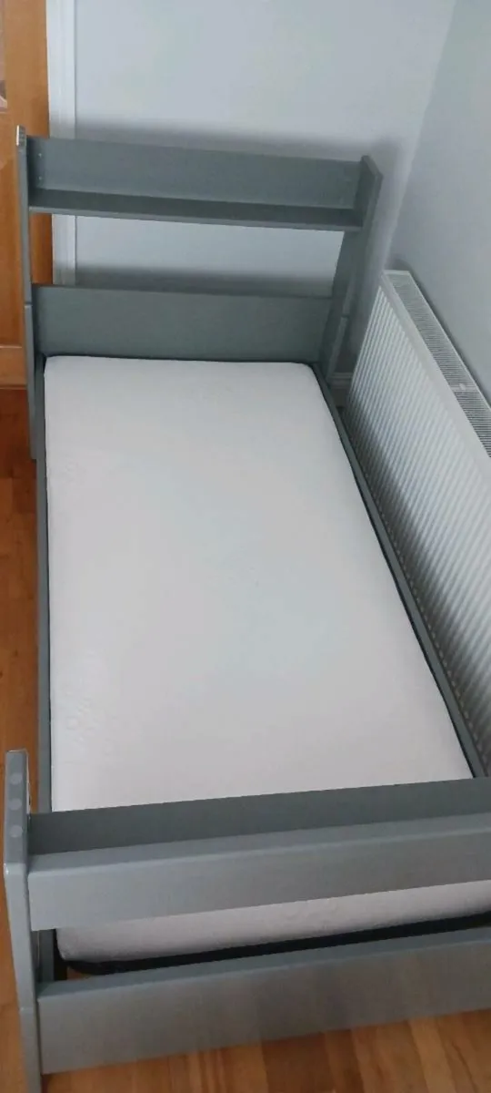 Bed - Image 1