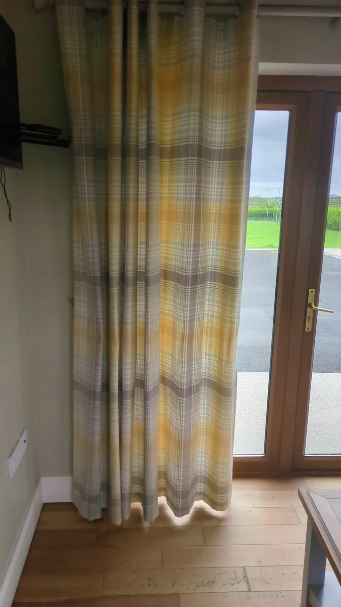 Curtains, coffee table and nest of tables - Image 1