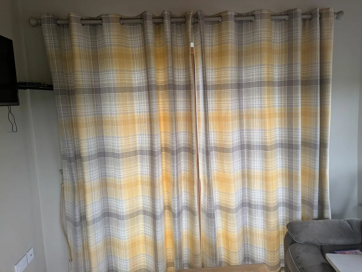 Curtains, coffee table and nest of tables - Image 3