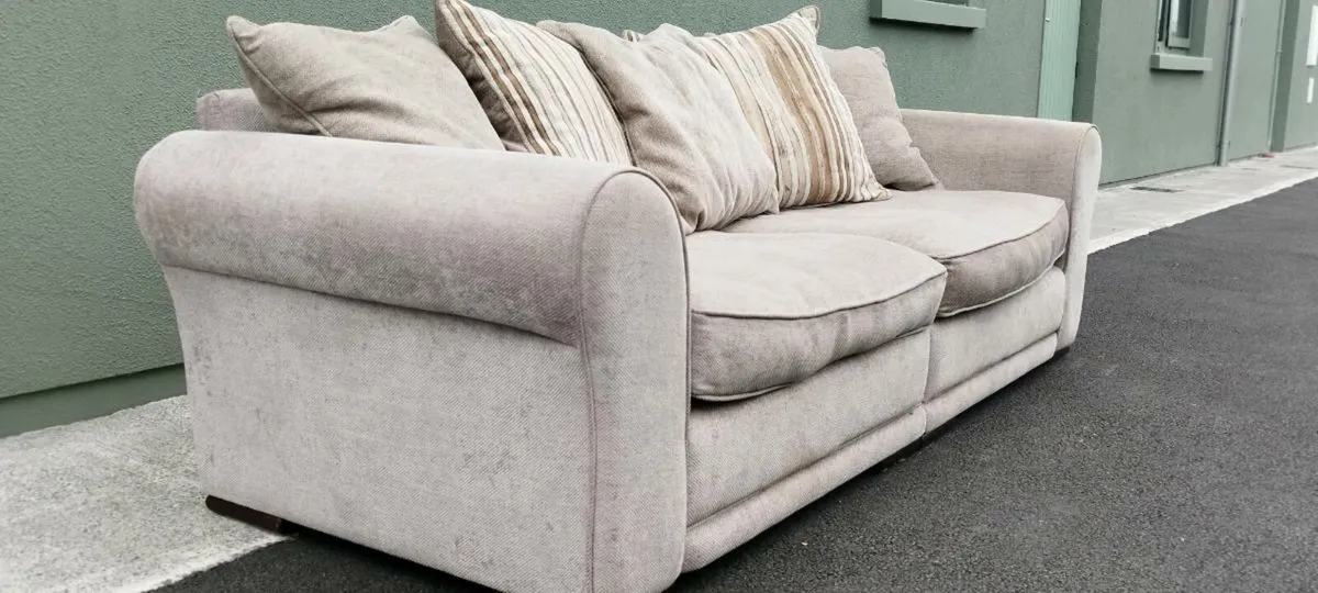 Couch - solid timber frame - Image 2