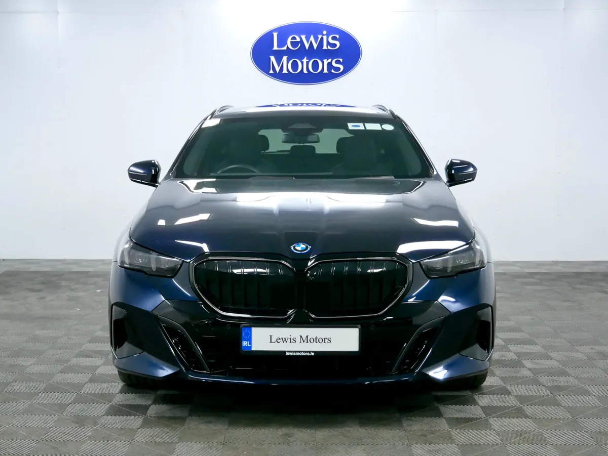 2025 BMW 530e M Sport Touring - Image 3